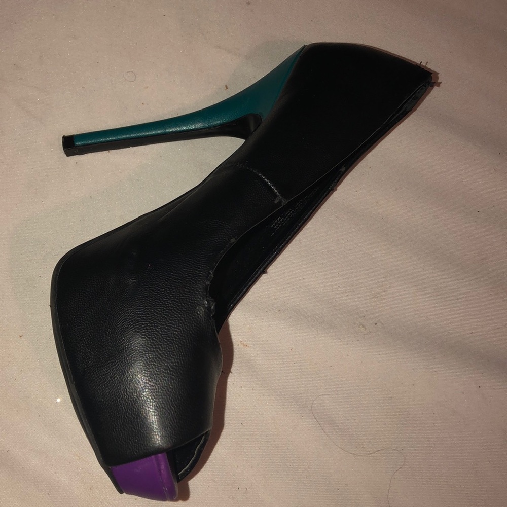 Jenifer Lopez black heel